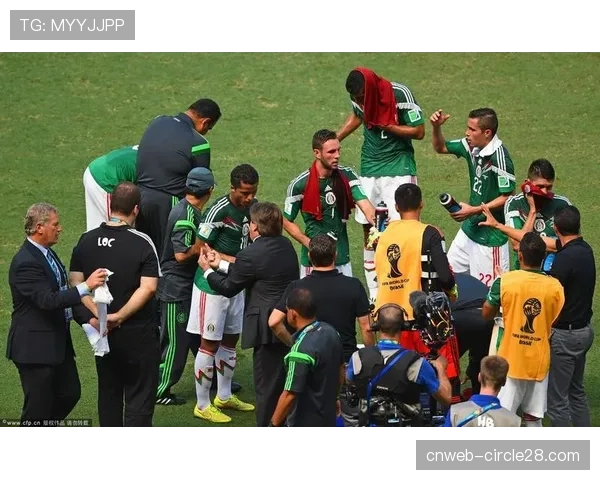 特写：比赛第70分钟，场上出现罕见“补水暂停”